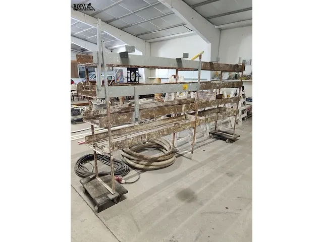 Lot 30 - metalen rek - afbeelding 1 van  3