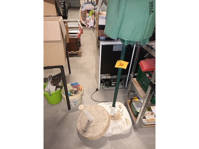 Lot 30 - parasol met 2 voeten - afbeelding 1 van  3