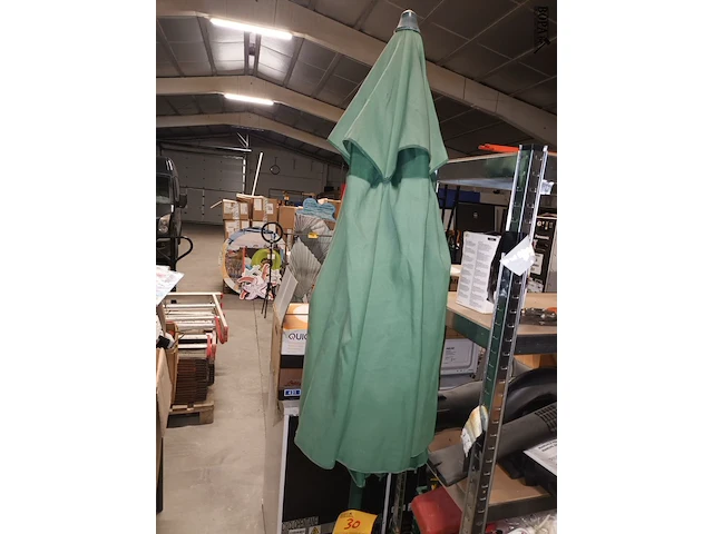 Lot 30 - parasol met 2 voeten - afbeelding 2 van  3