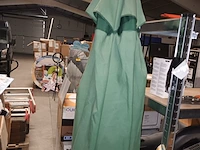 Lot 30 - parasol met 2 voeten - afbeelding 2 van  3