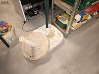 Lot 30 - parasol met 2 voeten - afbeelding 3 van  3