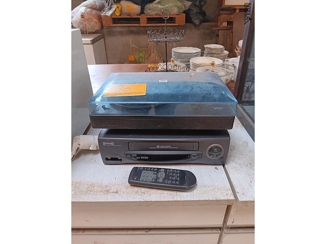 Lot 30 - platenspeler en videorecorder - afbeelding 1 van  3