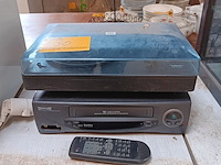 Lot 30 - platenspeler en videorecorder - afbeelding 1 van  3