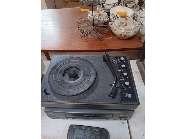 Lot 30 - platenspeler en videorecorder - afbeelding 2 van  3