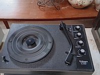 Lot 30 - platenspeler en videorecorder - afbeelding 2 van  3