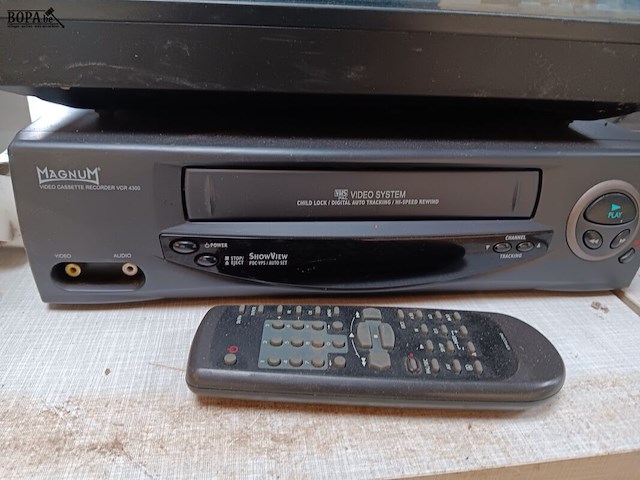 Lot 30 - platenspeler en videorecorder - afbeelding 3 van  3