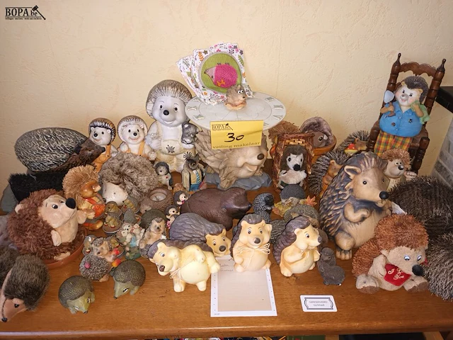 Lot 30 - verzameling decoratie egels. 55 stuks - afbeelding 1 van  5