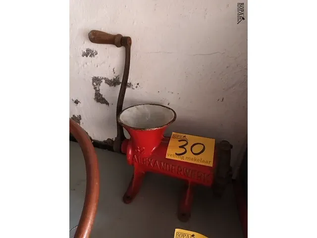 Lot 30 - vleesmolen - afbeelding 1 van  2