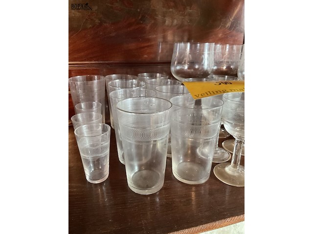 Lot 300 - lot oud glaswerk met graveringen, 21 stuks - afbeelding 1 van  5
