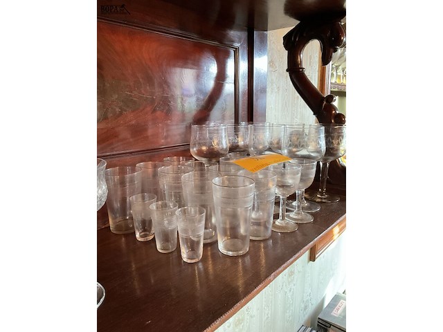 Lot 300 - lot oud glaswerk met graveringen, 21 stuks - afbeelding 2 van  5