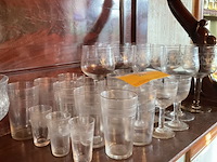 Lot 300 - lot oud glaswerk met graveringen, 21 stuks - afbeelding 2 van  5