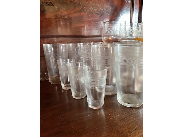 Lot 300 - lot oud glaswerk met graveringen, 21 stuks - afbeelding 3 van  5