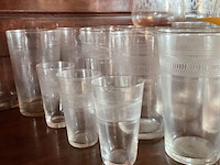 Lot 300 - lot oud glaswerk met graveringen, 21 stuks - afbeelding 3 van  5