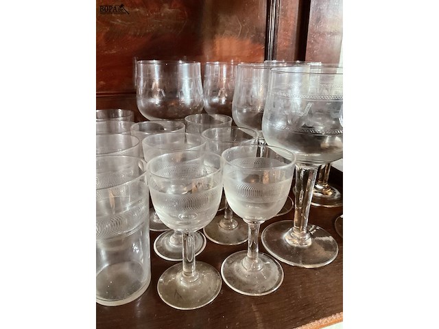 Lot 300 - lot oud glaswerk met graveringen, 21 stuks - afbeelding 4 van  5