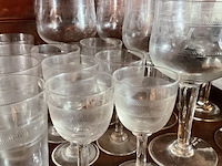 Lot 300 - lot oud glaswerk met graveringen, 21 stuks - afbeelding 4 van  5