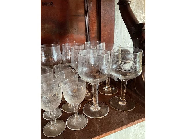 Lot 300 - lot oud glaswerk met graveringen, 21 stuks - afbeelding 5 van  5