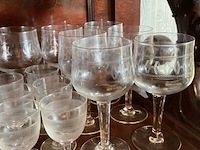 Lot 300 - lot oud glaswerk met graveringen, 21 stuks - afbeelding 5 van  5