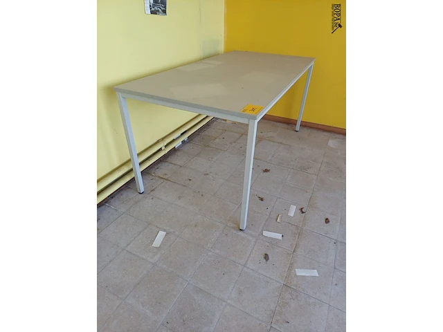 Lot 301 - tafel (rokersruimte) - afbeelding 1 van  4