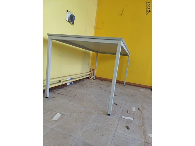 Lot 301 - tafel (rokersruimte) - afbeelding 2 van  4