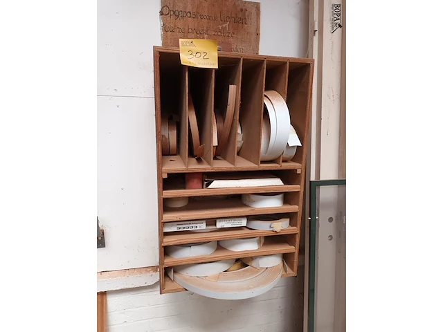 Lot 302 - kantenbanden. inhoud kast - afbeelding 1 van  3