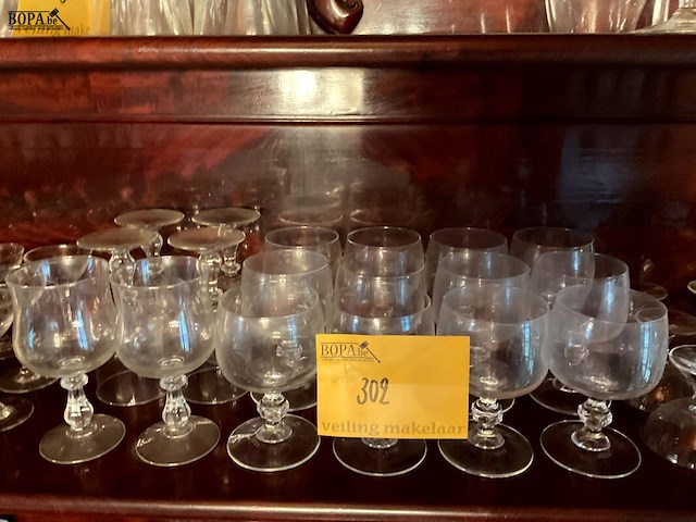Lot 302 - lot van wijnglazen op voet, 18 stuks - afbeelding 1 van  3