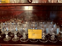 Lot 302 - lot van wijnglazen op voet, 18 stuks