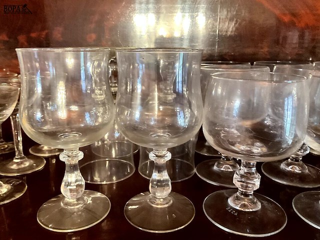 Lot 302 - lot van wijnglazen op voet, 18 stuks - afbeelding 3 van  3