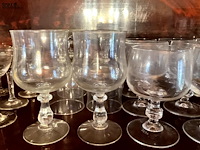 Lot 302 - lot van wijnglazen op voet, 18 stuks - afbeelding 3 van  3