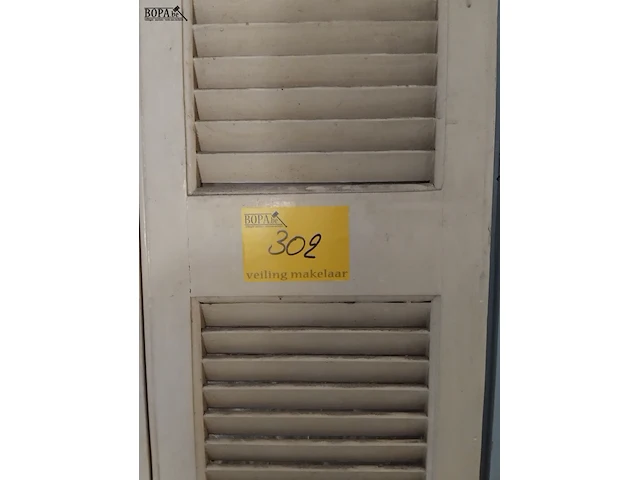 Lot 302 - louvre schuifdeur op rail - afbeelding 1 van  4