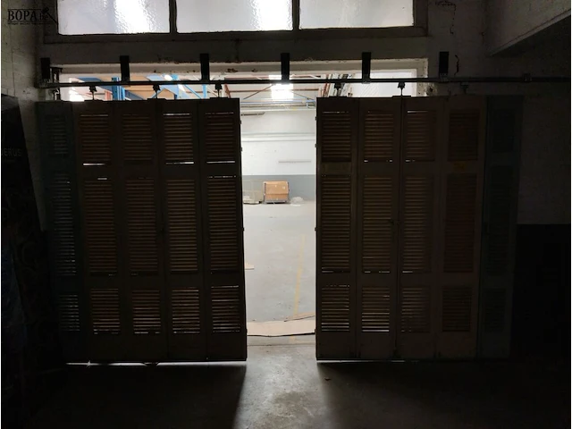 Lot 302 - louvre schuifdeur op rail - afbeelding 2 van  4