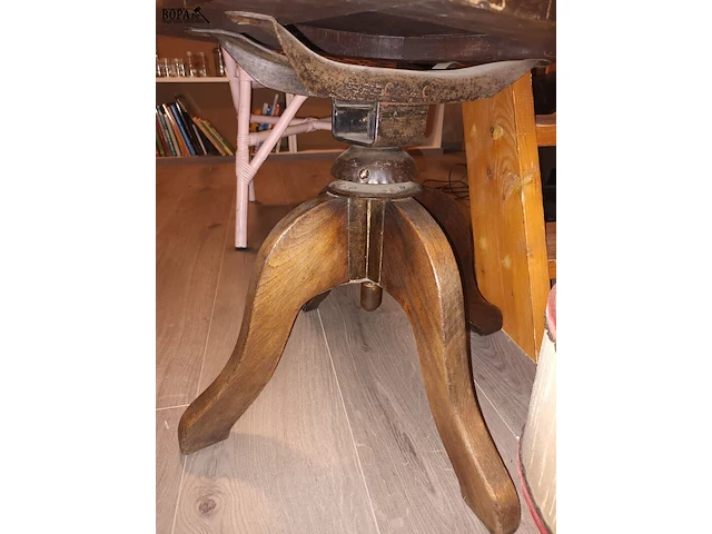Lot 303 - antieke bureaustoel - afbeelding 2 van  3