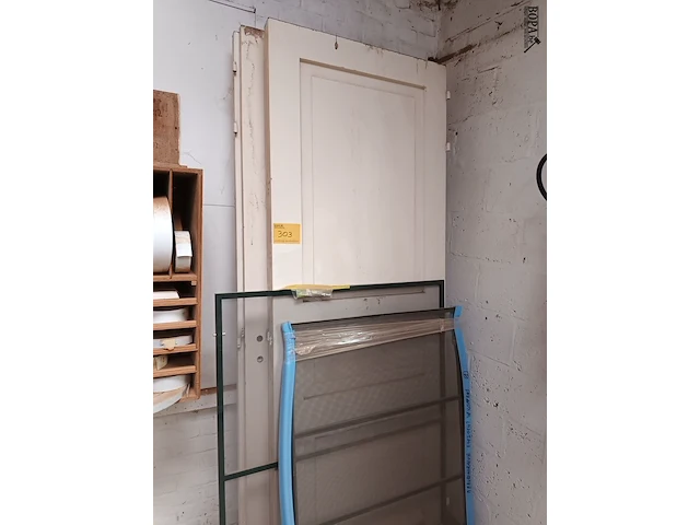 Lot 303 - deuren en vliegenramen - afbeelding 1 van  4