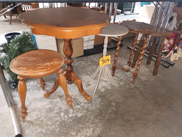 Lot 304 - plantenstaanders en bijzettafels. 5 stuks - afbeelding 1 van  4