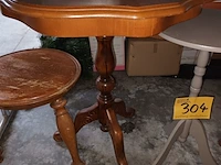 Lot 304 - plantenstaanders en bijzettafels. 5 stuks - afbeelding 3 van  4