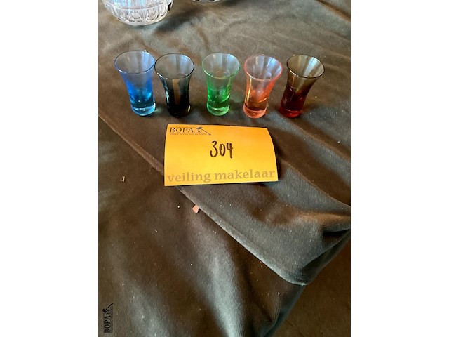 Lot 304 - vintage gekleurde likeurglaasjes met graveringen - afbeelding 1 van  2