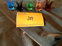 Lot 304 - vintage gekleurde likeurglaasjes met graveringen