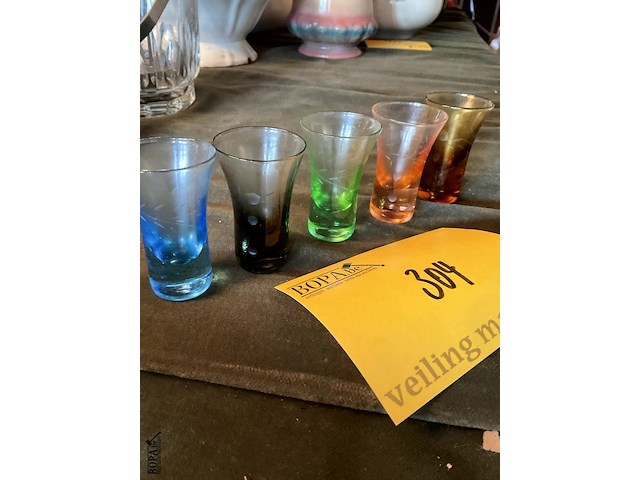 Lot 304 - vintage gekleurde likeurglaasjes met graveringen - afbeelding 2 van  2