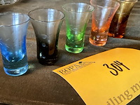 Lot 304 - vintage gekleurde likeurglaasjes met graveringen - afbeelding 2 van  2