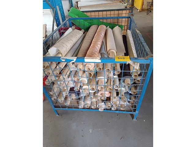 Lot 305 - metalen stapelbak en rollen behangpapier divers - afbeelding 1 van  5