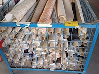 Lot 305 - metalen stapelbak en rollen behangpapier divers - afbeelding 1 van  5
