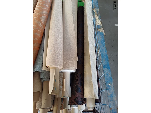 Lot 305 - metalen stapelbak en rollen behangpapier divers - afbeelding 2 van  5