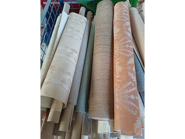 Lot 305 - metalen stapelbak en rollen behangpapier divers - afbeelding 3 van  5