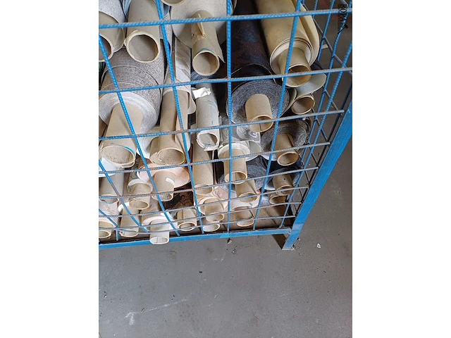 Lot 305 - metalen stapelbak en rollen behangpapier divers - afbeelding 4 van  5