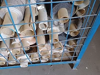 Lot 305 - metalen stapelbak en rollen behangpapier divers - afbeelding 4 van  5