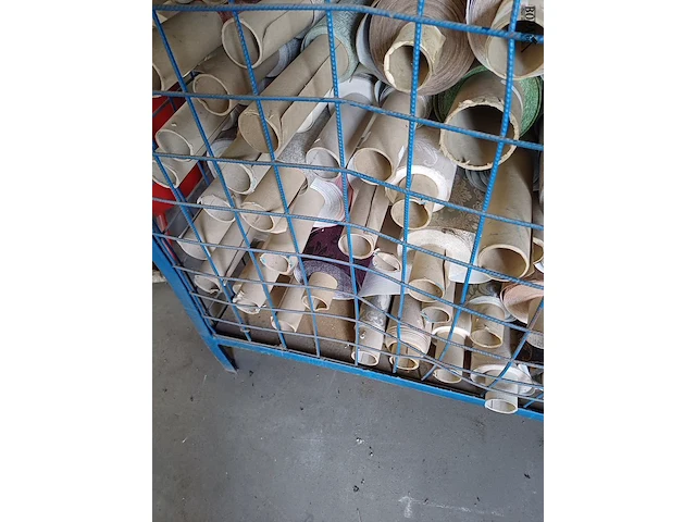Lot 305 - metalen stapelbak en rollen behangpapier divers - afbeelding 5 van  5