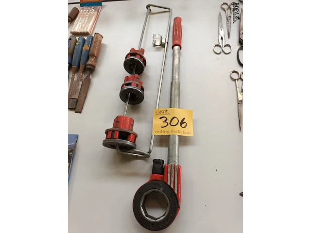 Lot 306 - gereedschap om draad te trekken - afbeelding 1 van  3