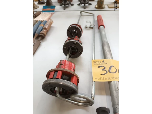 Lot 306 - gereedschap om draad te trekken - afbeelding 3 van  3
