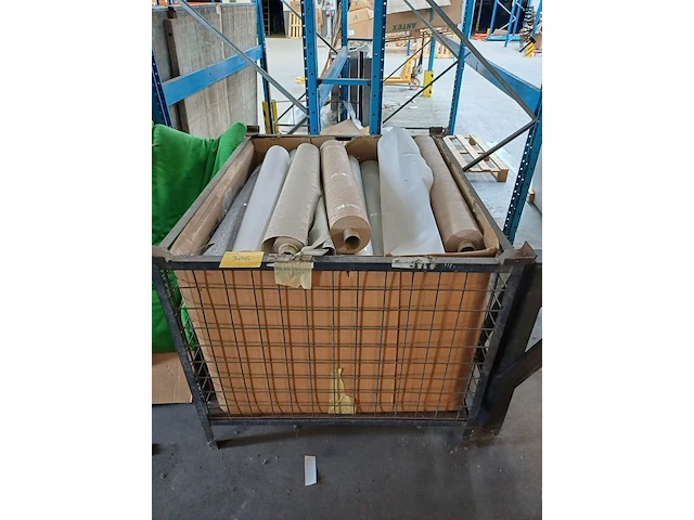 Lot 306 - metalen stapelbak en rollen behangpapier divers - afbeelding 1 van  3