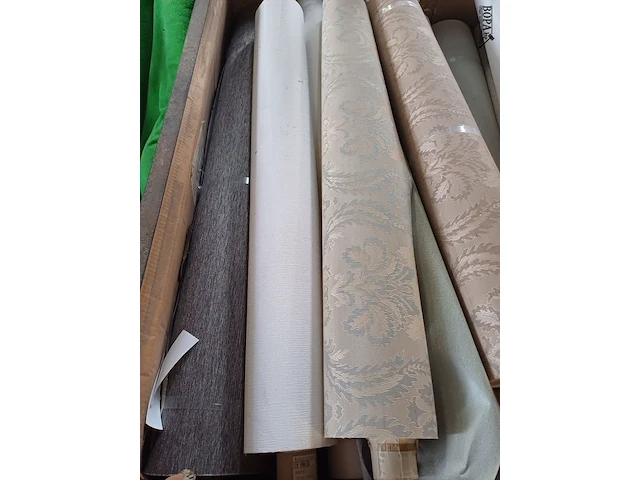 Lot 306 - metalen stapelbak en rollen behangpapier divers - afbeelding 2 van  3