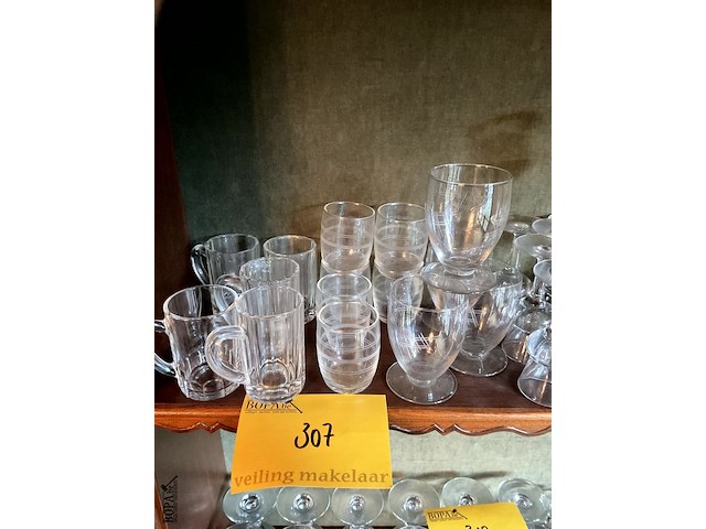 Lot 307 - lot van vintage shotglaasjes-likeur, 21 stuks - afbeelding 1 van  3